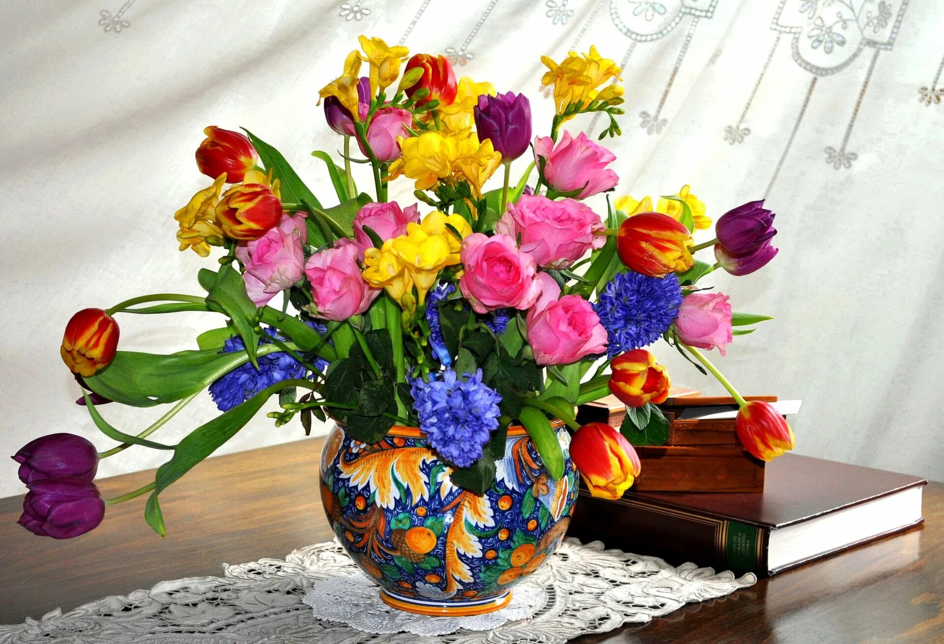 Фрезия тюльпаны гиацинты. Весенние цветы v vaze. Весенний букет с гиацинтами и тюльпанами. Большой весенний букет