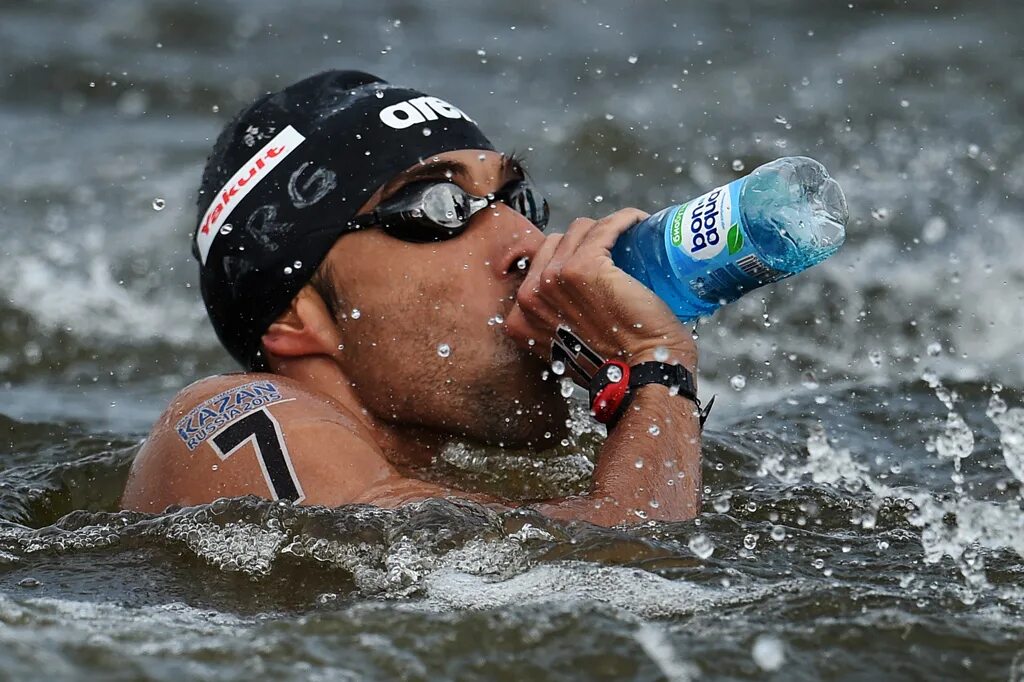 Плавание на открытой воде. Плавание в открытой воде соревнования. Плавание на открытой воде дистанции. Марафонское плавание на открытой воде. Плавание на открытой воде дистанции.