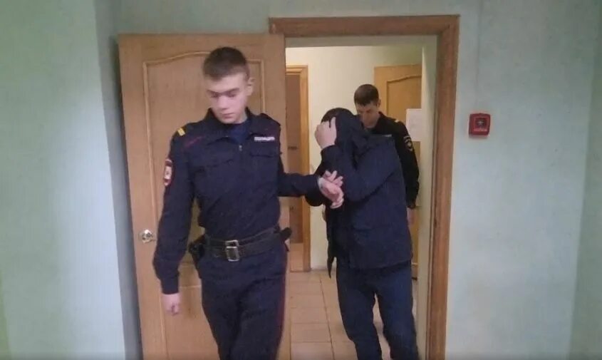 Группа людей за решеткой. За что посадили давай. За что посадили хилми в тюрьму. За что посадили давай. За что посадили давай.