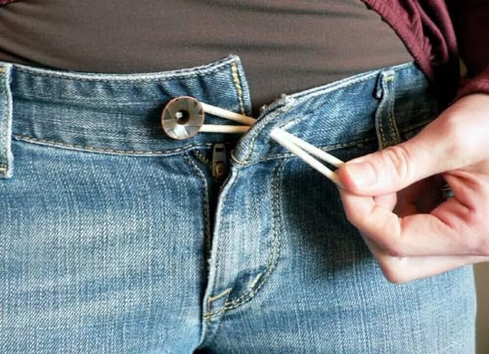 Что можно придумать чтоб. Джинсы застегивающиеся на пуговицах. Расширить джинсы в талии. Маленькие джинсы в талии. Джинсы большие в талии лайфхак.