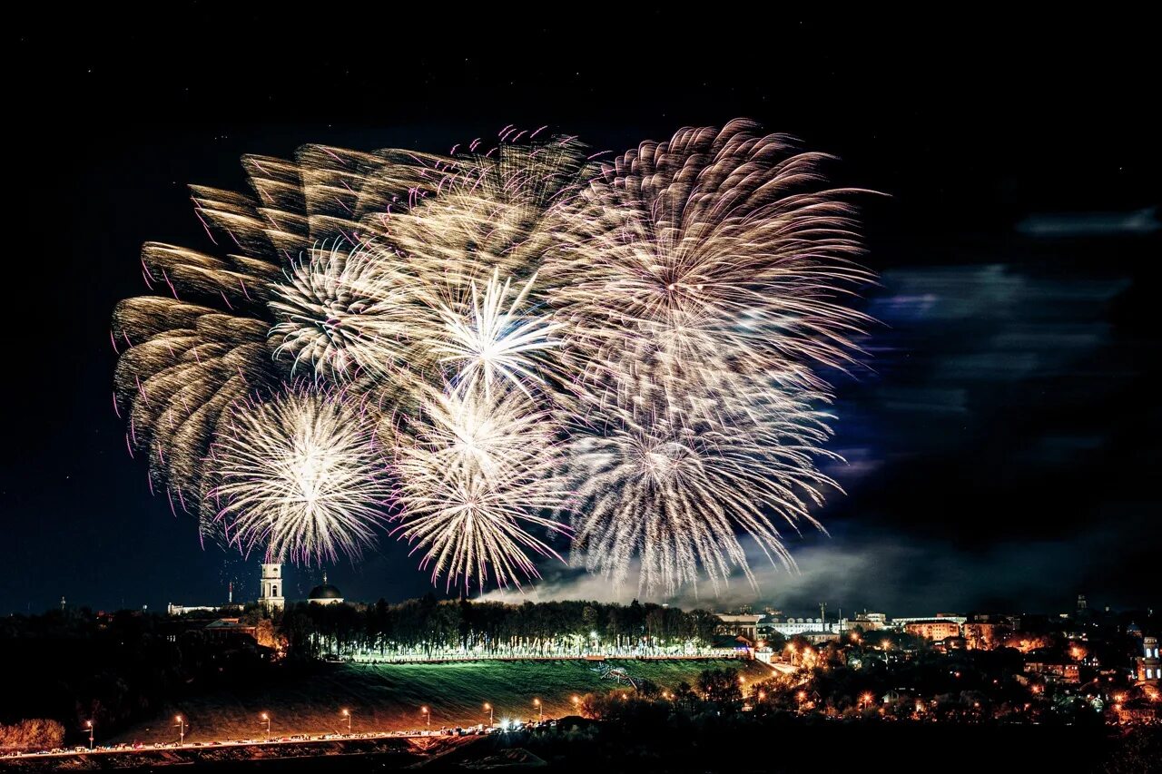 Карнавал на день города в красноярске 2007 года. Когда день города в калуге 2024. День города калуга. Ведущая городских праздников калуга. Когда день города в калуге 2024.