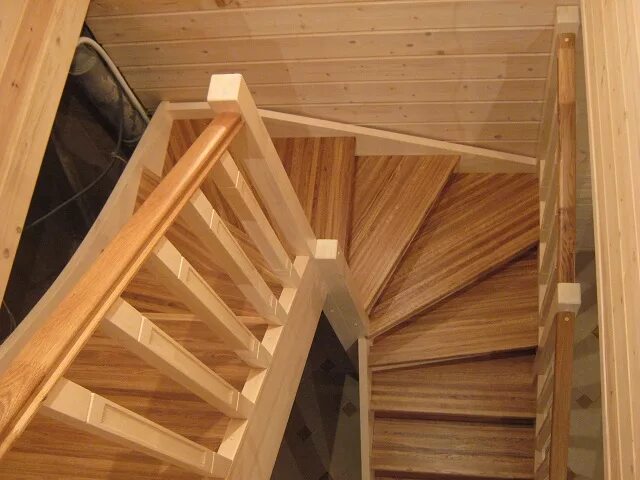 На второй этаж с забежными. Деревянная лестница с забежными ступенями. Ступени забежные деревянные. Лестница забежная деревянная. Деревянная лестница с поворотом на 180.