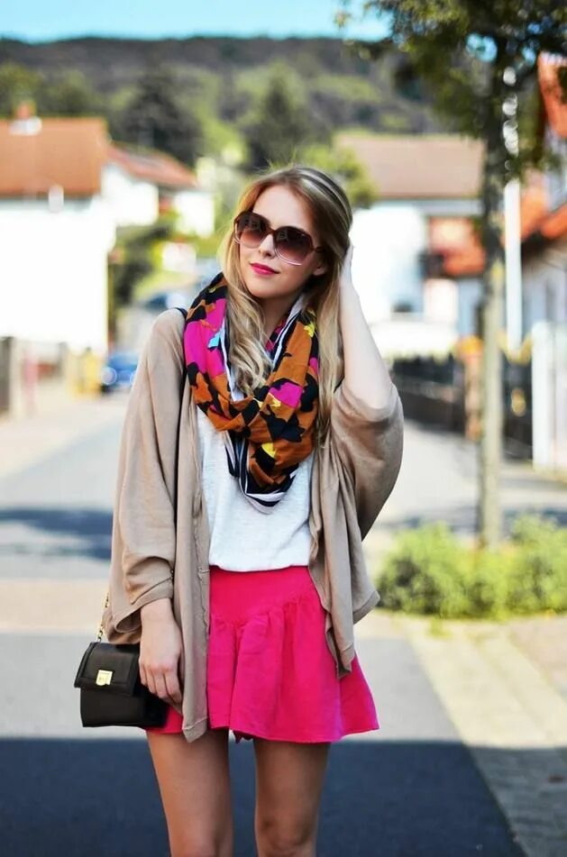 Девушка в юбке и платке. Scarf skirt. С чем носить зеленую юбку. Scarf skirt. Scarf skirt.