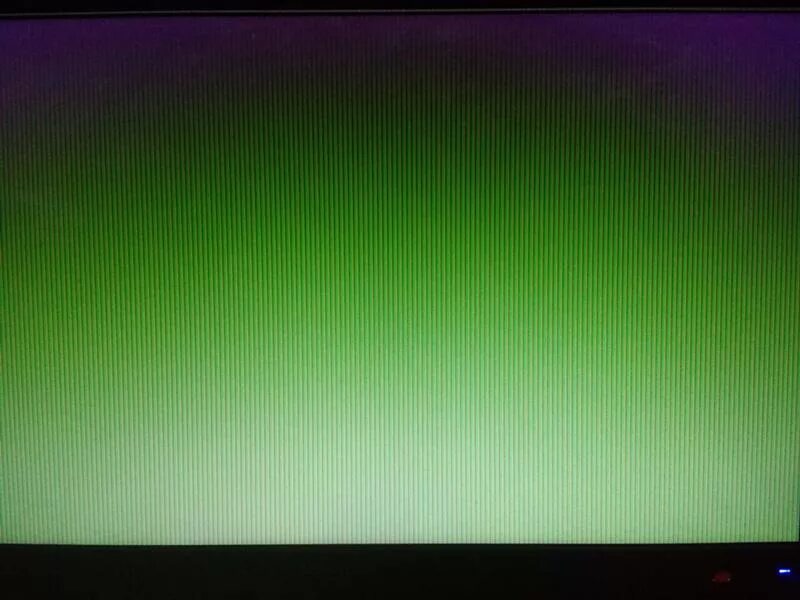 Появляются зеленые полосы на экране. Полосы на мониторе. Зеленая полоса на мониторе. Зеленая полоса на мониторе компьютера. Вертикальные полосы на мониторе.