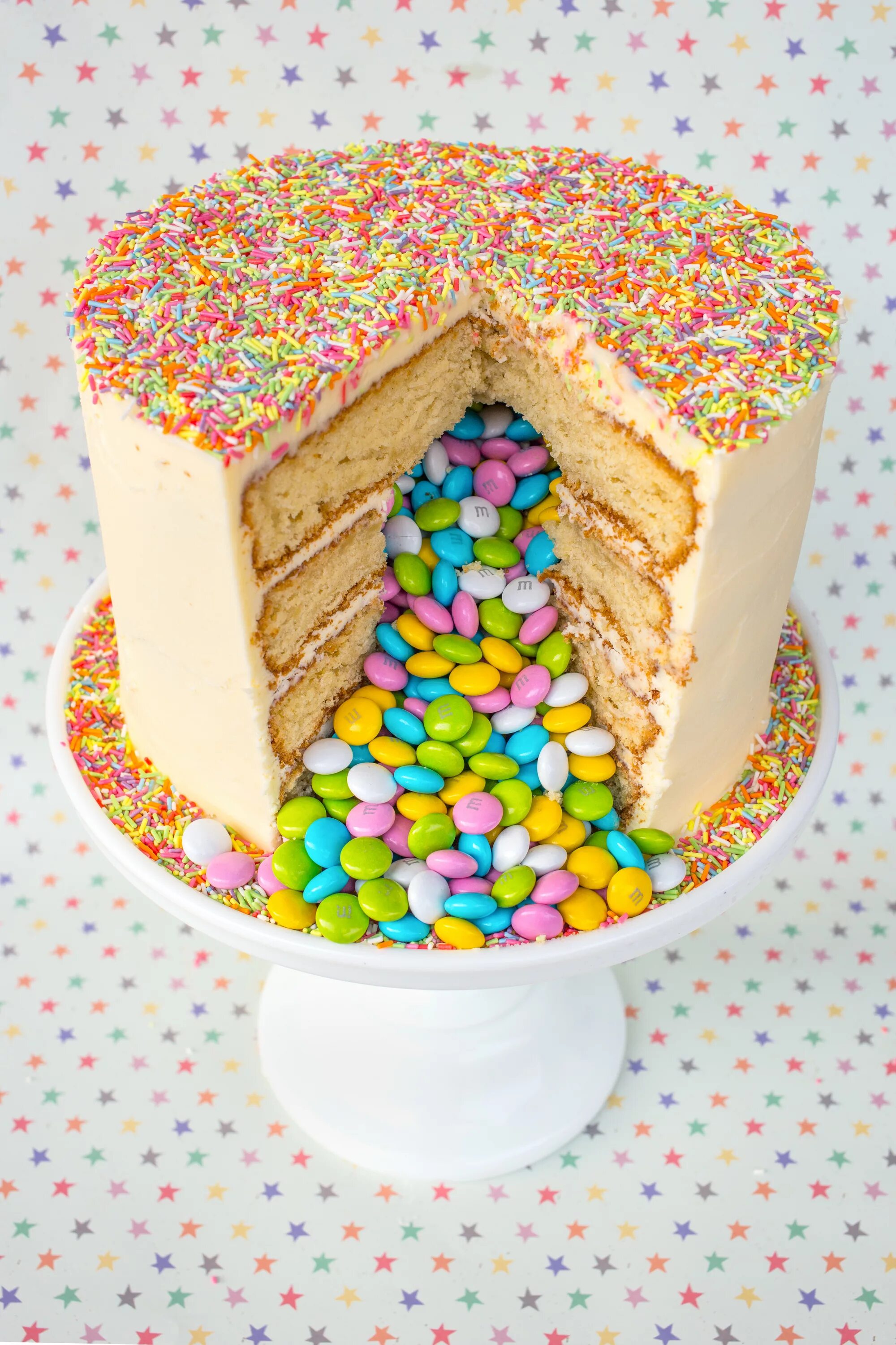Какой день рождения можно сделать. Торт Пиньята с сюрпризом. Торт с ммдемсом. Легкое украшение детского торта. Украшение торта драже.