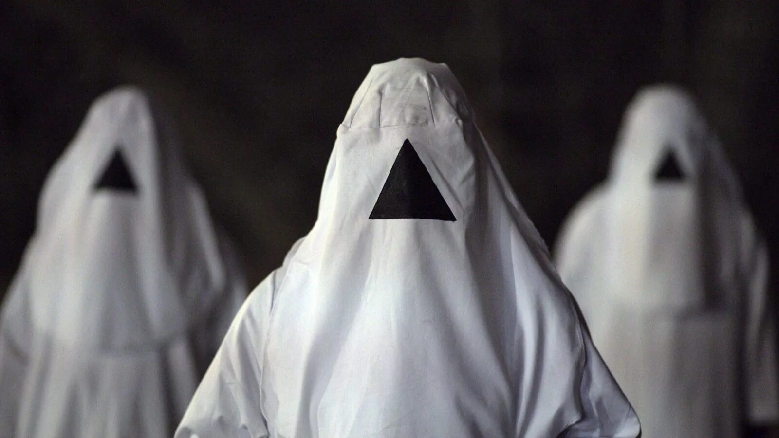 Женщина лежит в постели. Девушка спит. Коробочка на белой постели. Подушка мужик. Quick sleep.