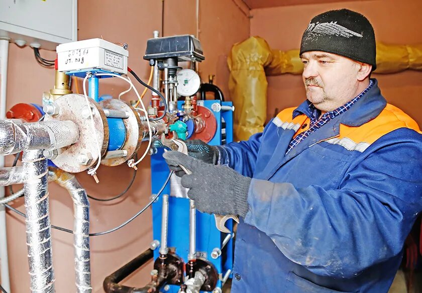 слесарь жкх. слесарь-сантехник. слесарь жкх. сервис домашнего и коммунального хозяйства. работники коммунальных служб.