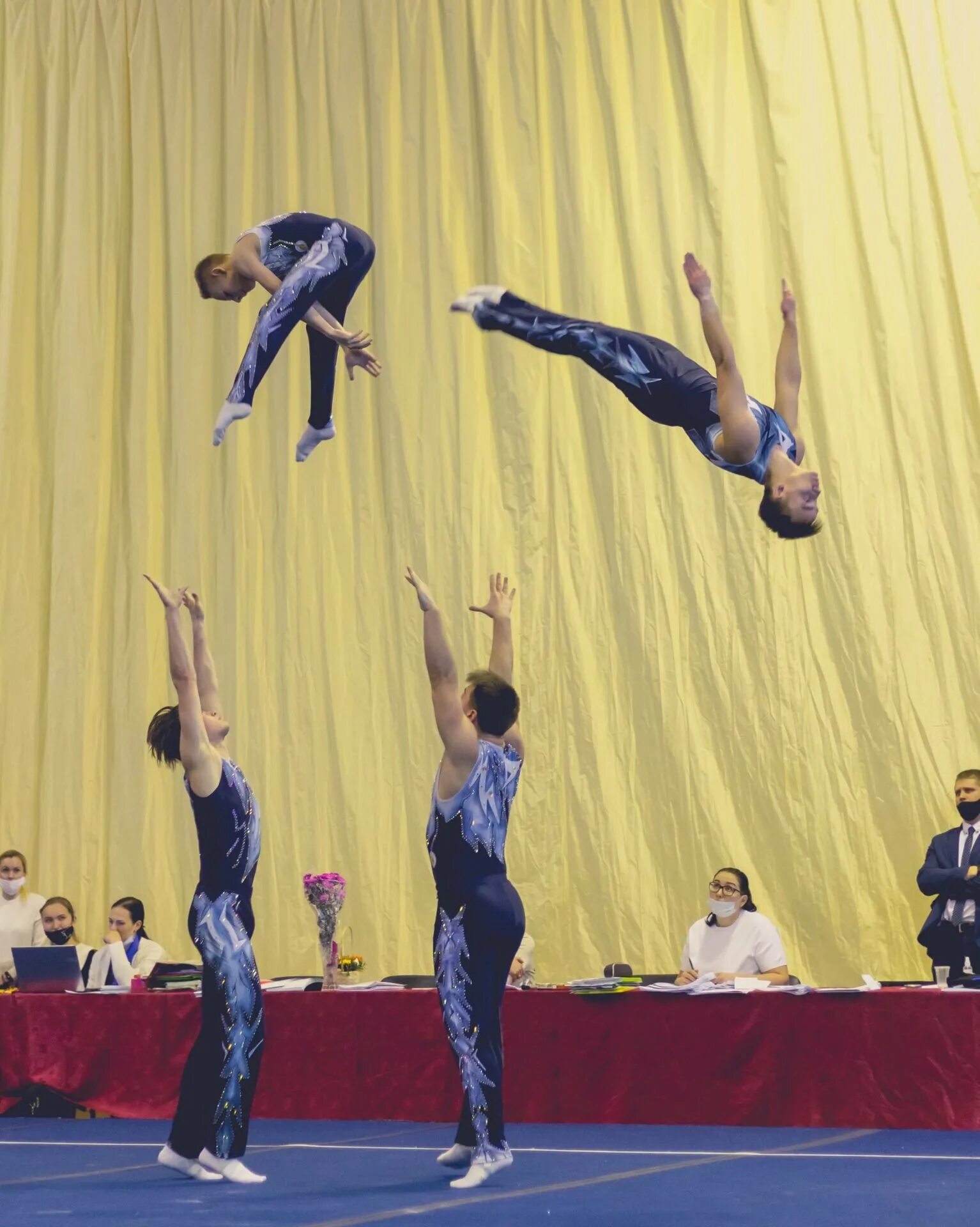 Выступление спортивной акробатики. Акробатика Литяев Яценко.