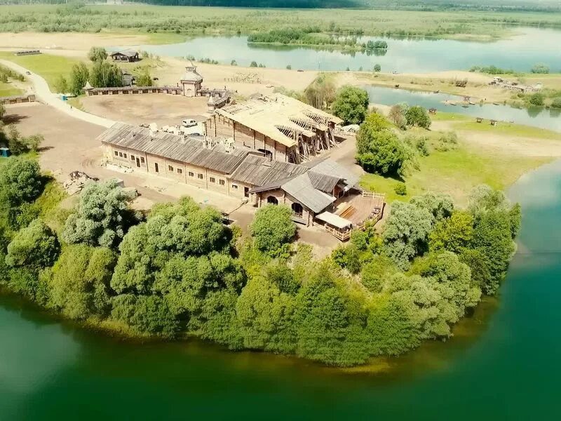 Дракинский карьер серпухов пляж. Карьер дракино серпухов. Серпухов дракино остров русский. Ресторан остров дракино серпухов. Остров русский серпухов пляж.
