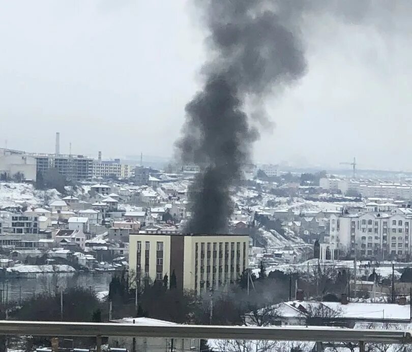 Пожар в Севастопольской бухте. Возгорание корабля в Севастополе. В Севастополе горит корабль. Пожар на корабле Севастополь. Что происходит в севастополе на данный момент