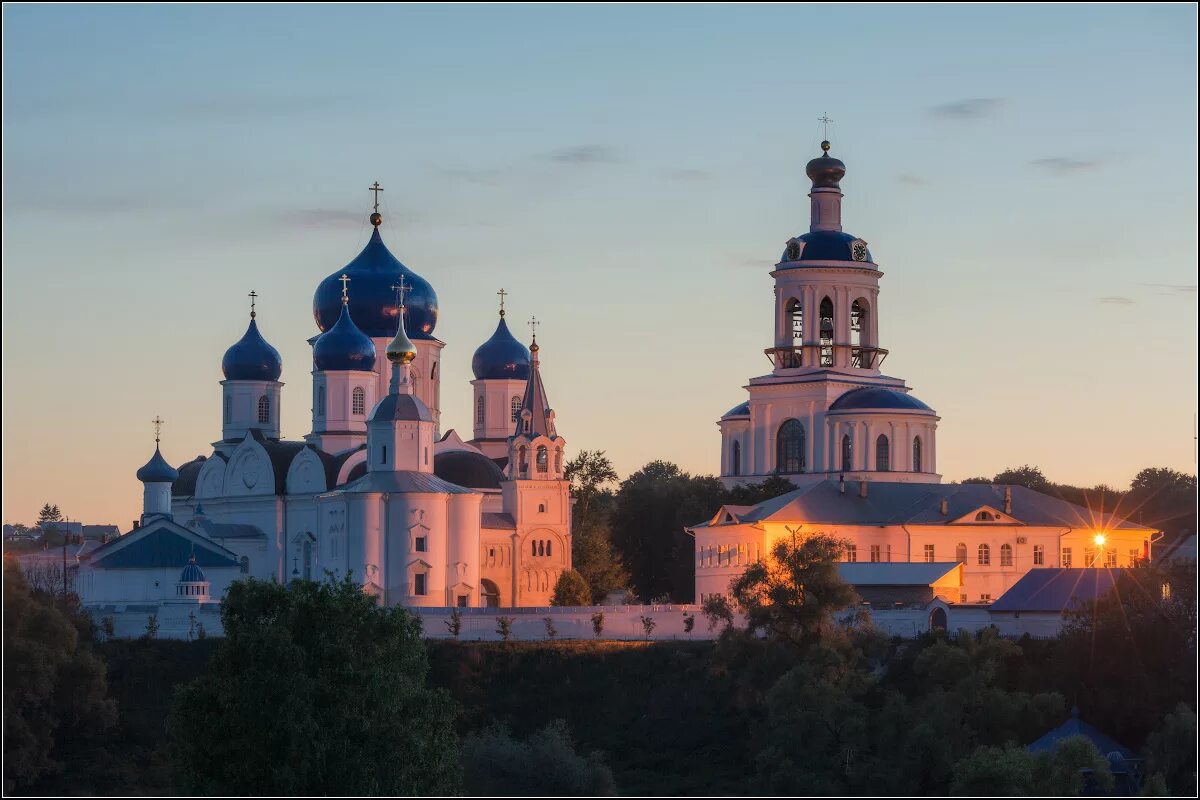 Православные российские монастыри. Боголюбский женский монастырь. Серпухов монастырь Высоцкий мужской монастырь. Монастырь в Боголюбово Владимирской области.