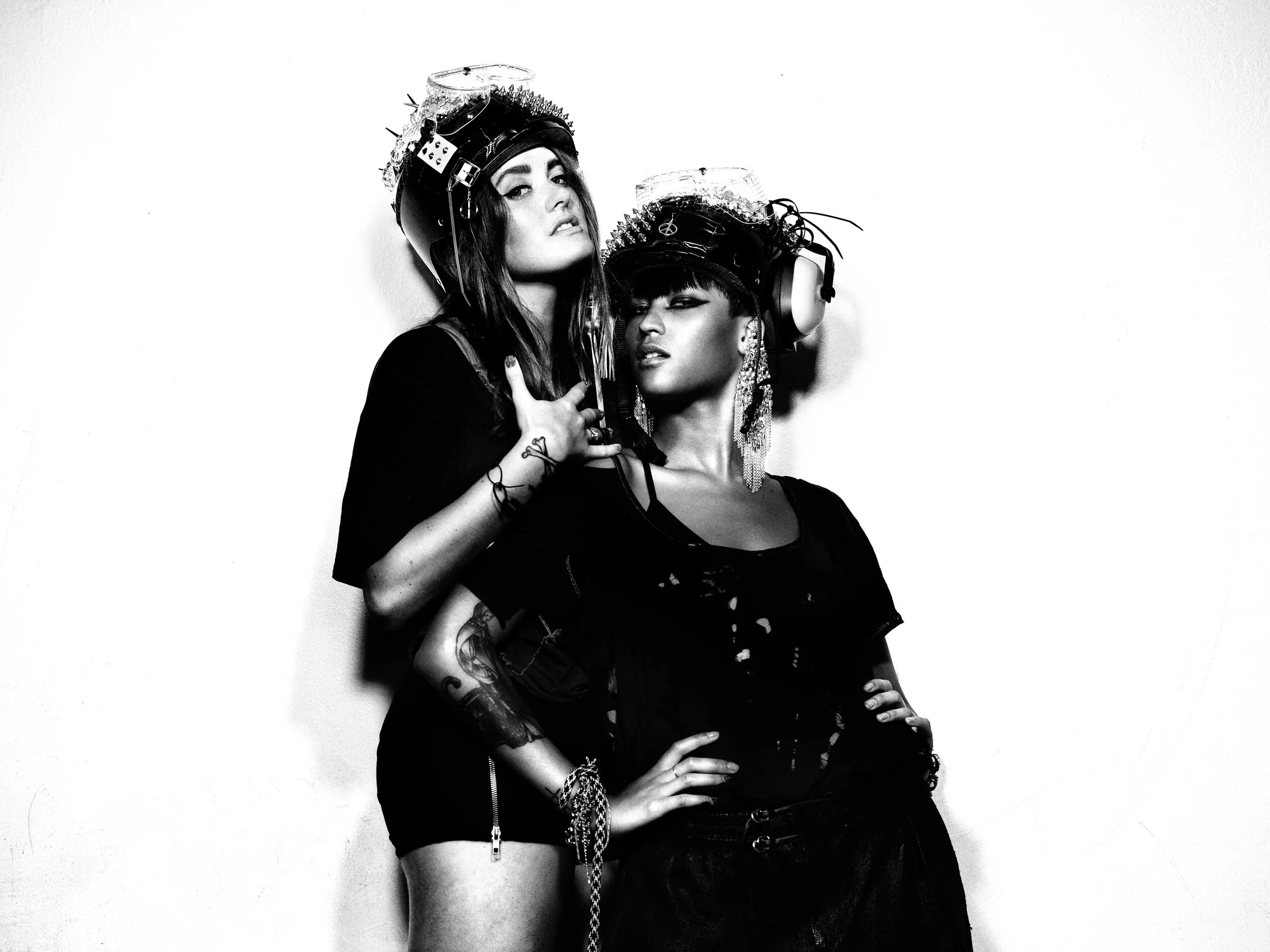 Группа icona Pop. Icona Pop в полный рост. Icona Pop i Love it.