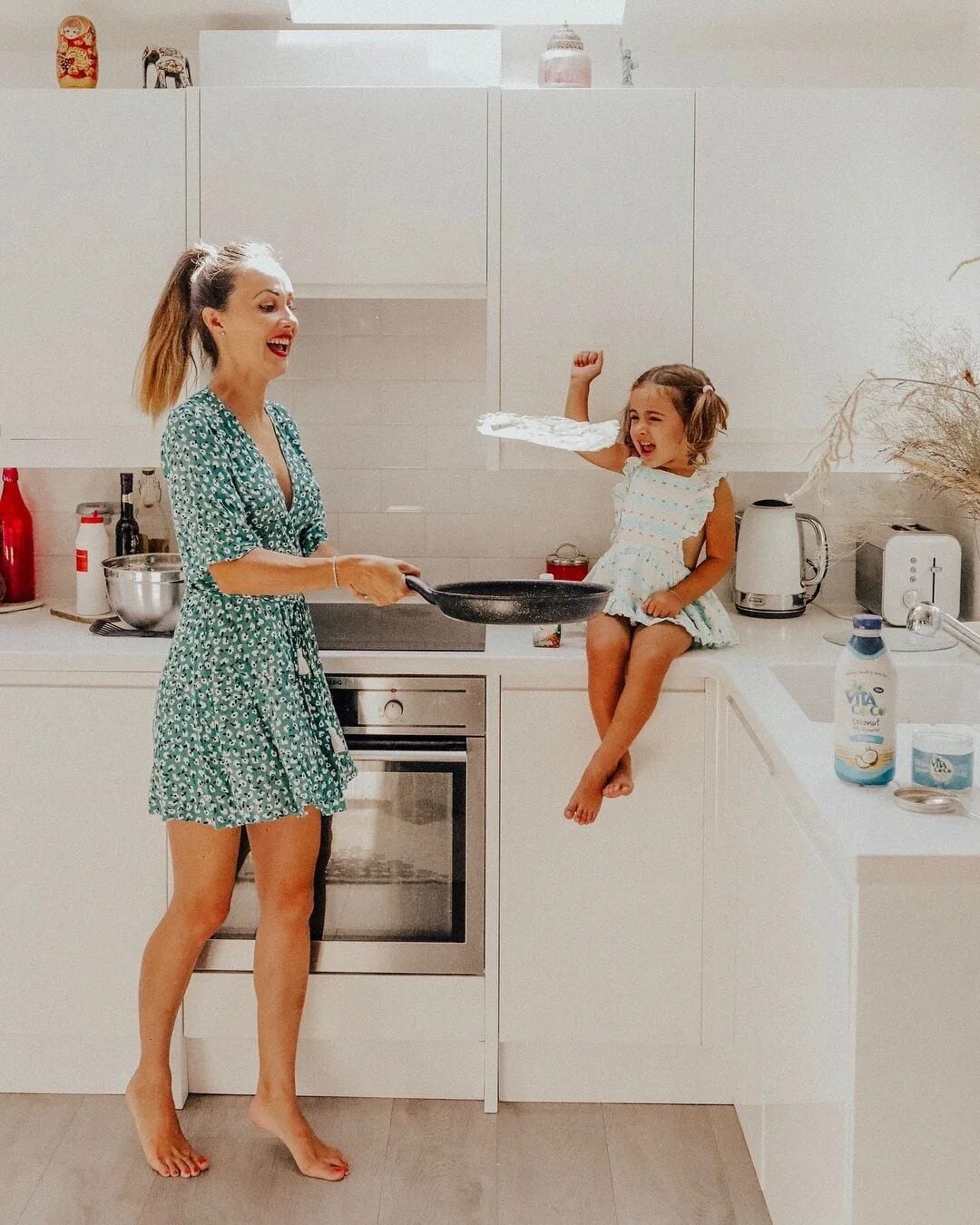 Пор мам дом. Мама с ребенком на кухне. Фотосессия малыша на кухне. Семейная фотосессия на кухне. Фотосессия на кухне дома с ребенком.