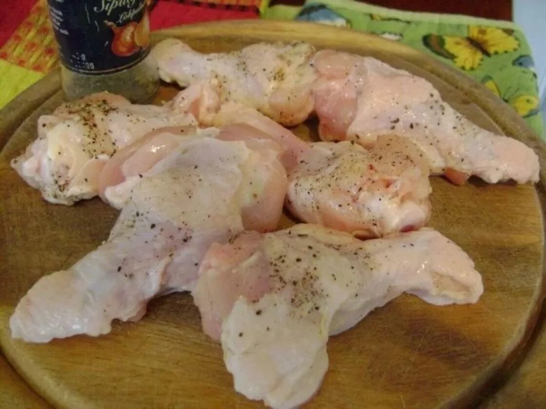 Рецепт как замариновать курицу для запекания. Мариновка курицы. Куриные плечики. Маринование курицы. Голень куриная в маринаде.