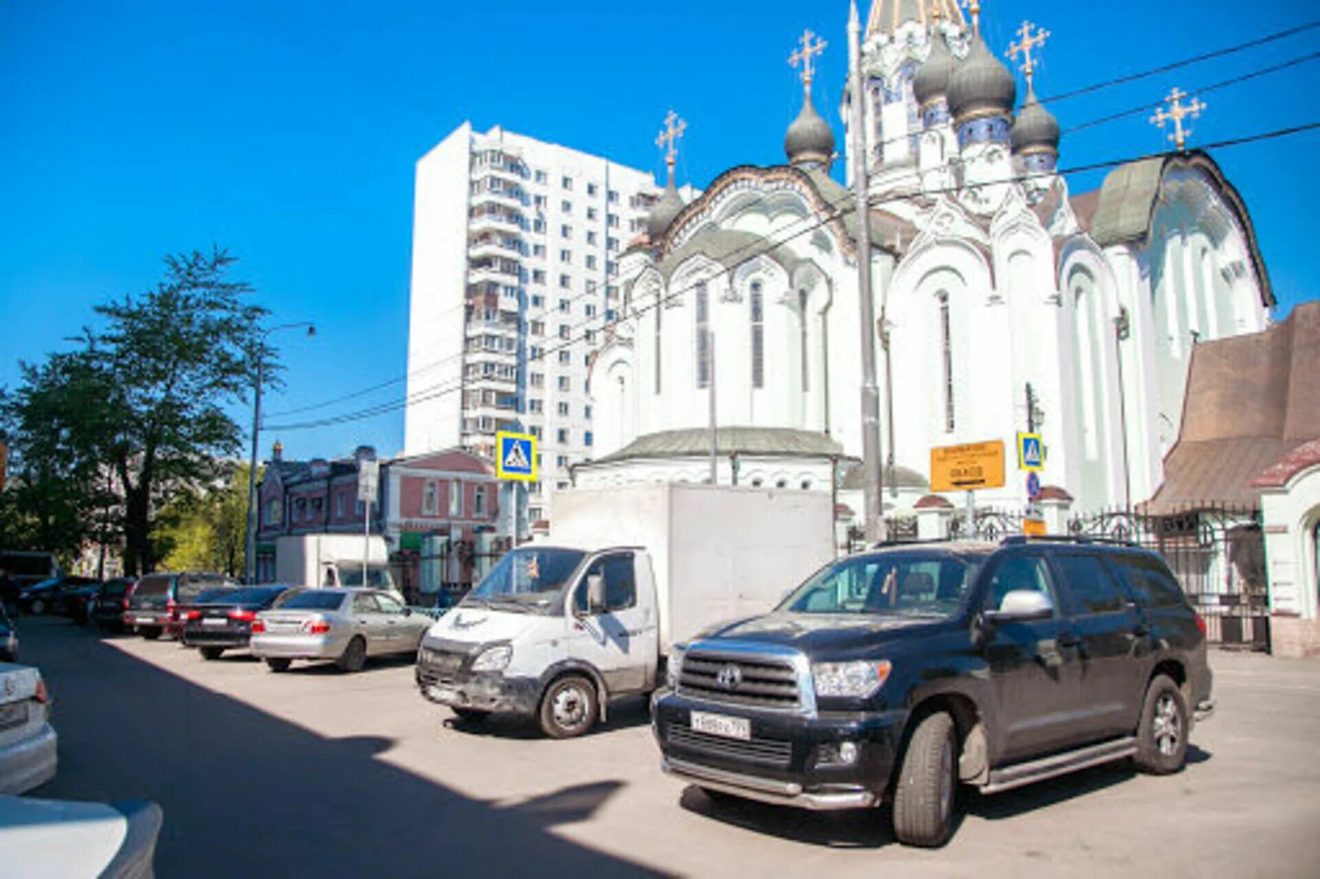 Московский попросить. Храм около мэрии Москвы. Новая Церковь в Москве. Парковка у храма. Фото священников РПЦ В Москве.