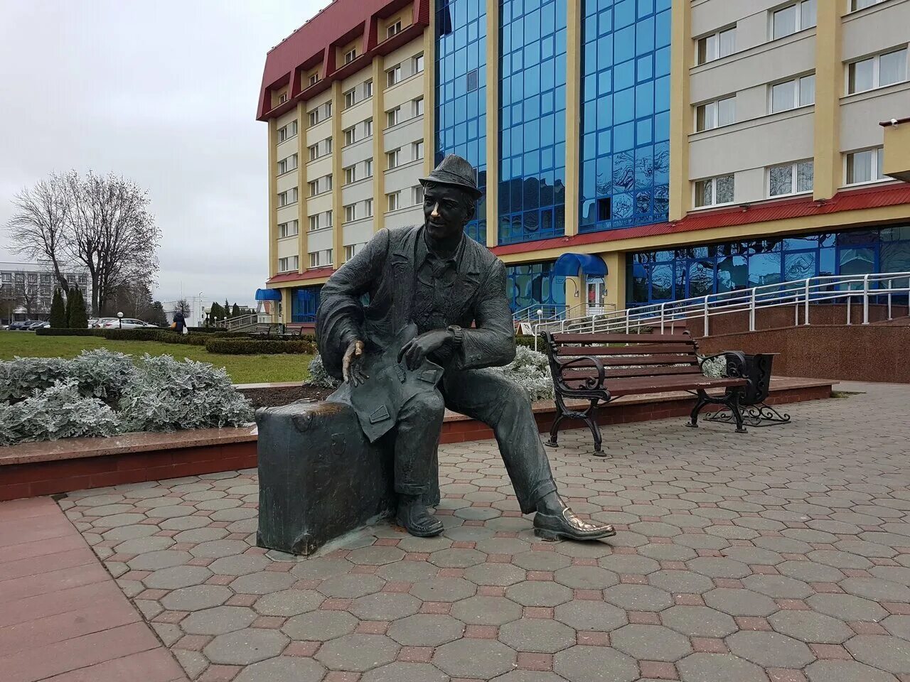 Жизнь в лиде. Памятник командировочному в лиде. беларусь город лида памятник. город лида скульптура kudrautshw.. беларусь город лида зубр памятник.