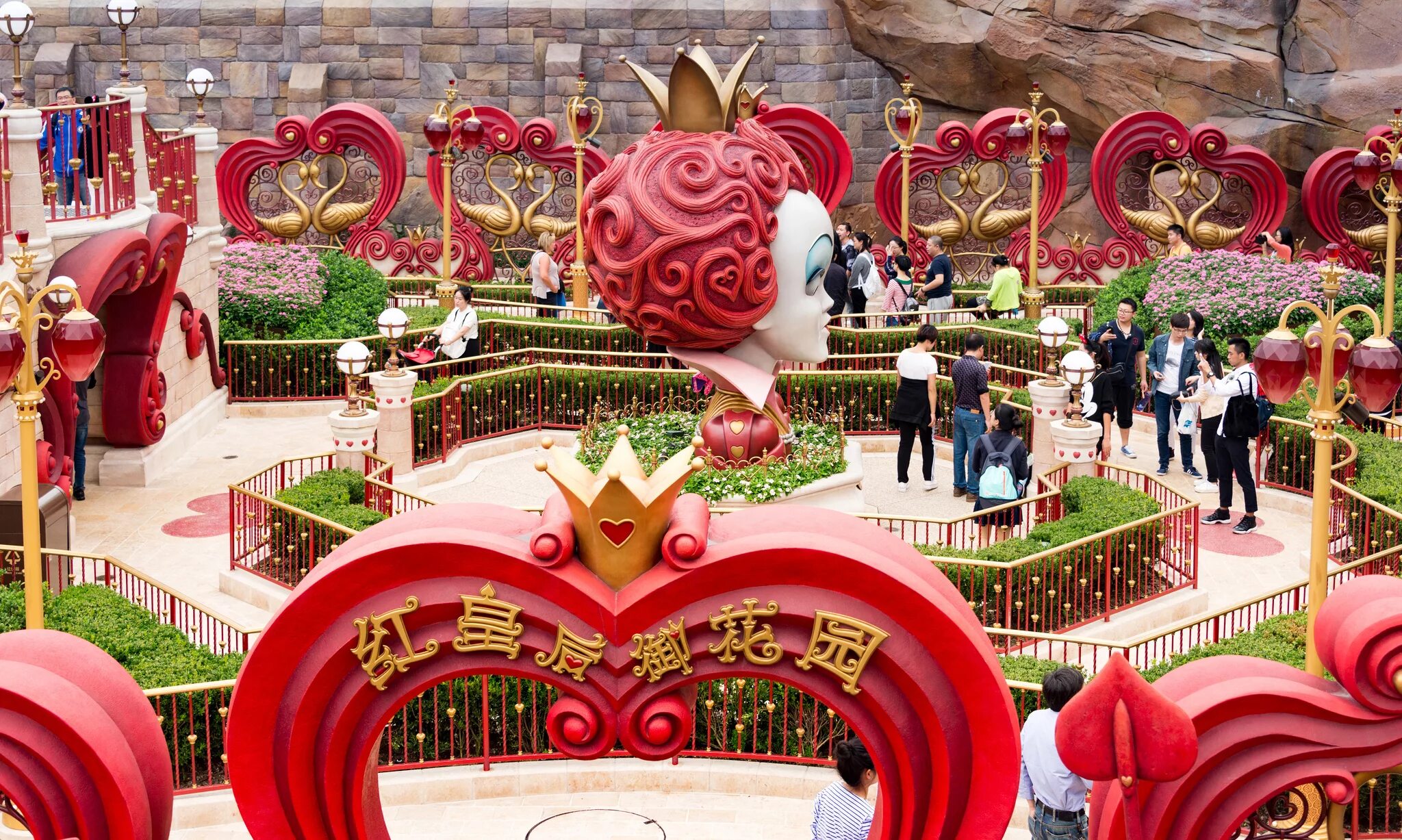 Топиарный сад левенс холл. Версальский парк в версальском дворце. Страна парков. Диснейленд шанхай аттракционы. Dream island park москва.