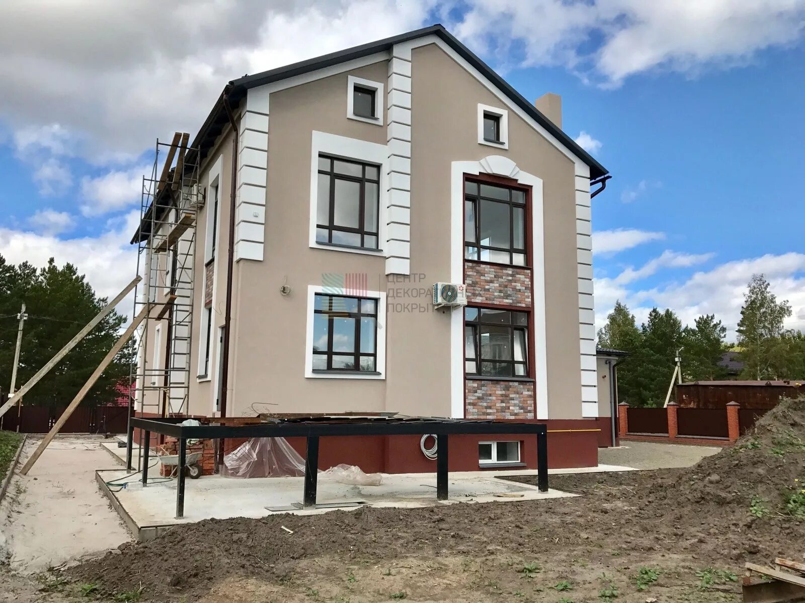 Мокрый фасад под ключ. Дом с мокрым фасадом. мокрый фасад. загородный дом с мокрым фасадом. фасады домов мокрый фасад.