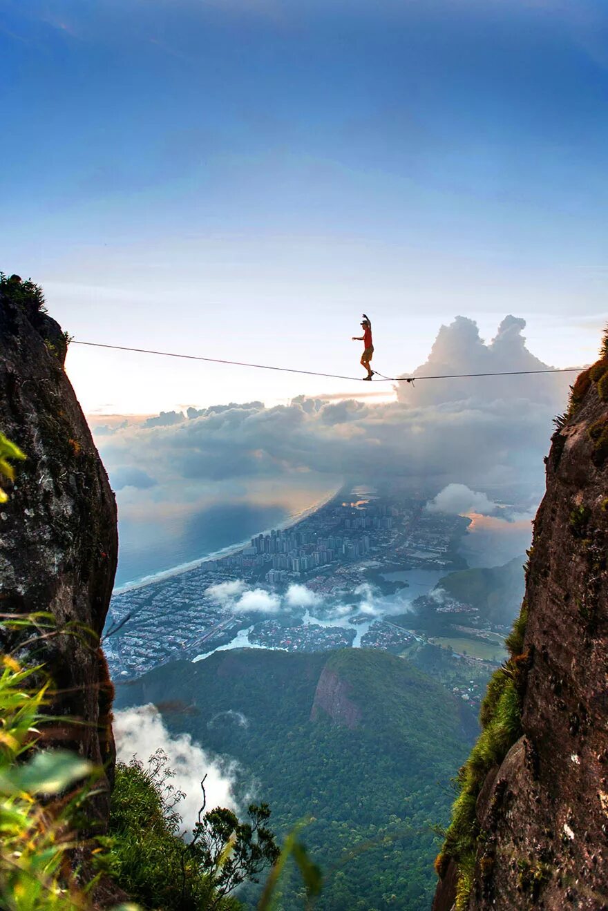 Высота вертикального. Слэклайн над Рио-де-Жанейро. Педра-да-Гавеа, Бразилия. Вид над пропастью. Экстрим в горах.