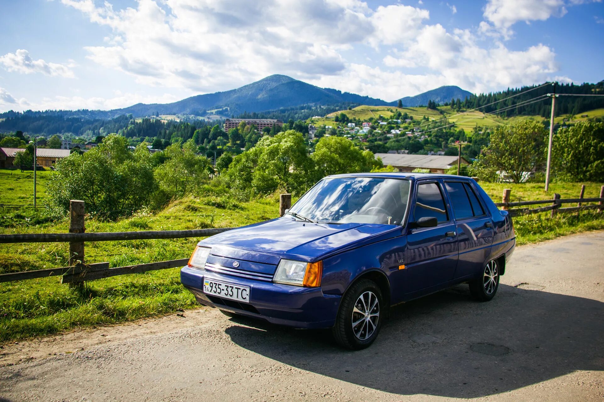 Украинские машины фото. Тойота приус дпс. Украинские авто. Украинские тачки. Машина в цвет флага украины.