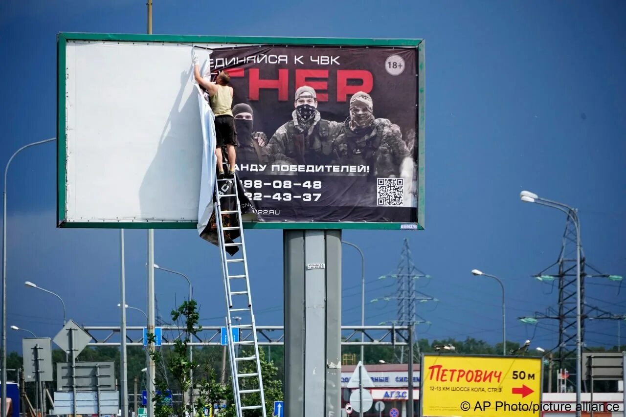 Снять баннер. Рекламный баннер. Рекламный щит. Уличные рекламные щиты. Реклама баннер.