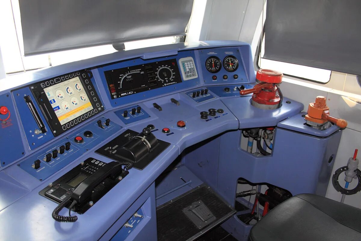 пульт машиниста 2тэ10у. эп1м кабина. 2 кабина. кабина ливен. тэп70 пульт машиниста.