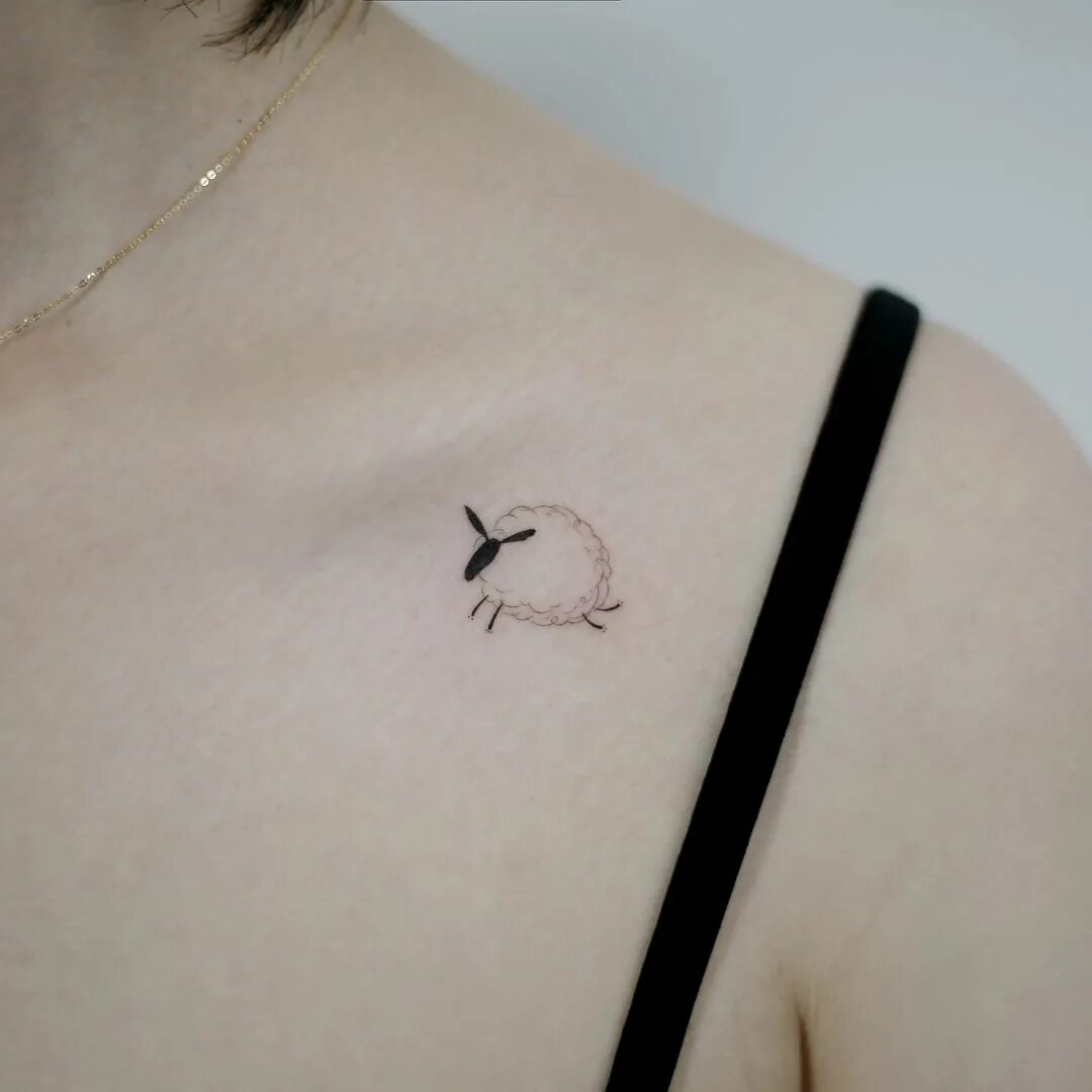 Тату на ключице женские. Тату на ключице. Татуировка на ключице для девушек. Татуировка на ключице для девушек. Татуировка на ключице для девушек.