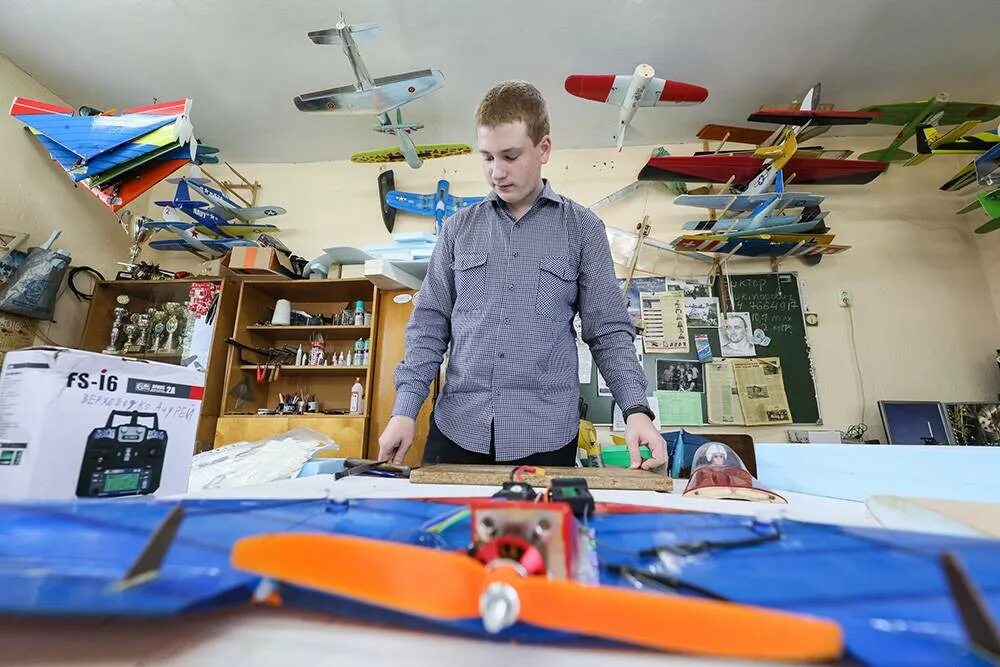 Спортивное авиамоделирование. Занятия по авиамоделированию детям. Мастерская для авиамоделирования. Авиамодельные соревнования комсомольск на амуре. На кружок авиамоделирования записались шестиклассники.