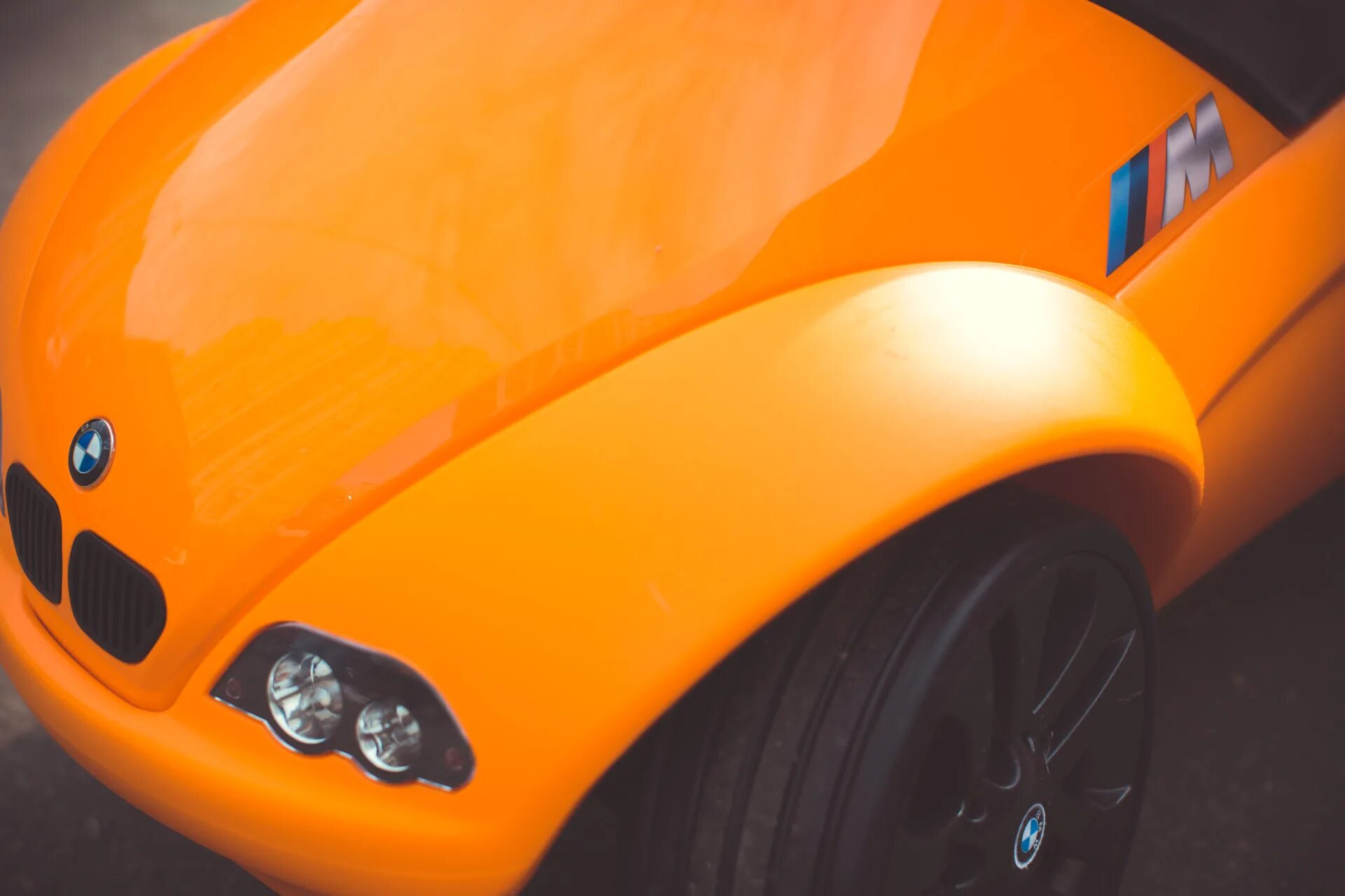 Включи оранжевый автомобиль. Автомобиль BMW Baby оранжевая, 80932413782. Оранжевая машина детская. BMW детская машинка оранжевая. Машина оранжевого цвета для детей.
