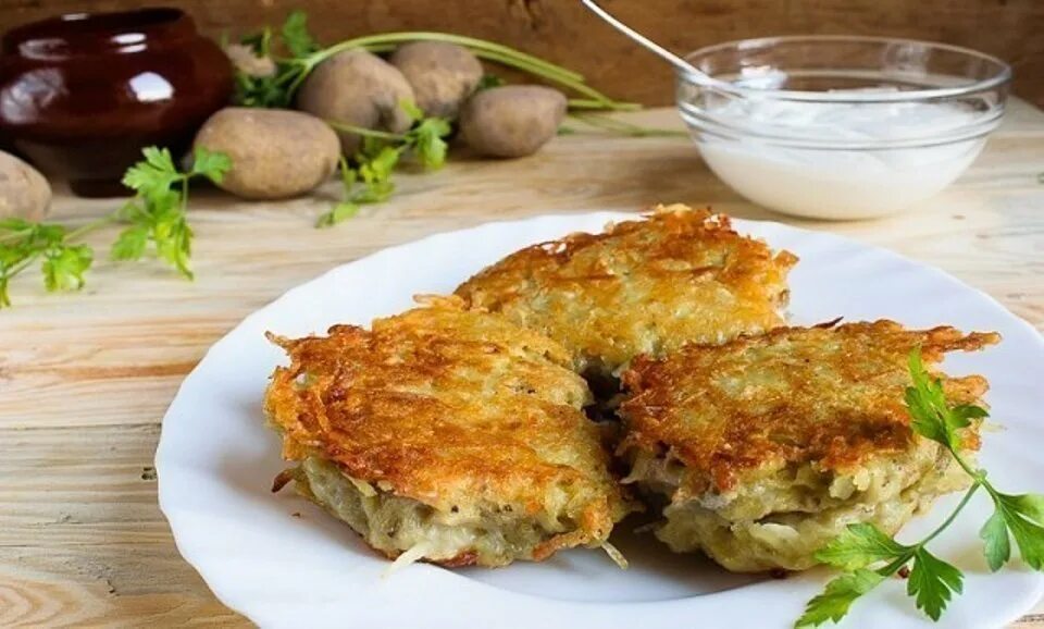 драники картофельные с фаршем. белорусская национальная кухня драники колдуны. колдуны белорусская кухня. приготовить драники с фаршем рецепт. драники с фаршем и картошкой на сковороде.