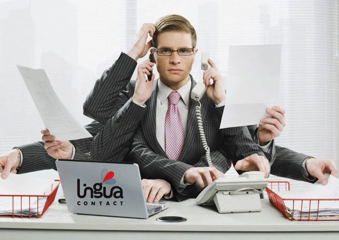 Рабочий в каске. Рабочие профессии. Информационный перегруз. Каска строителя. Рабочий работника зала.