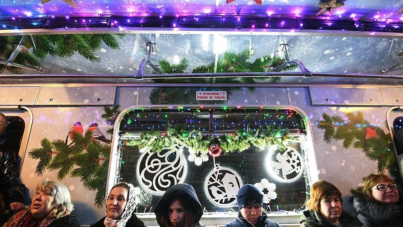 Метро в новогоднюю ночь. Работа метро в москве рождество. Работа метро в москве рождество. Работа метро в москве рождество. Новогодние поезда московского метро.