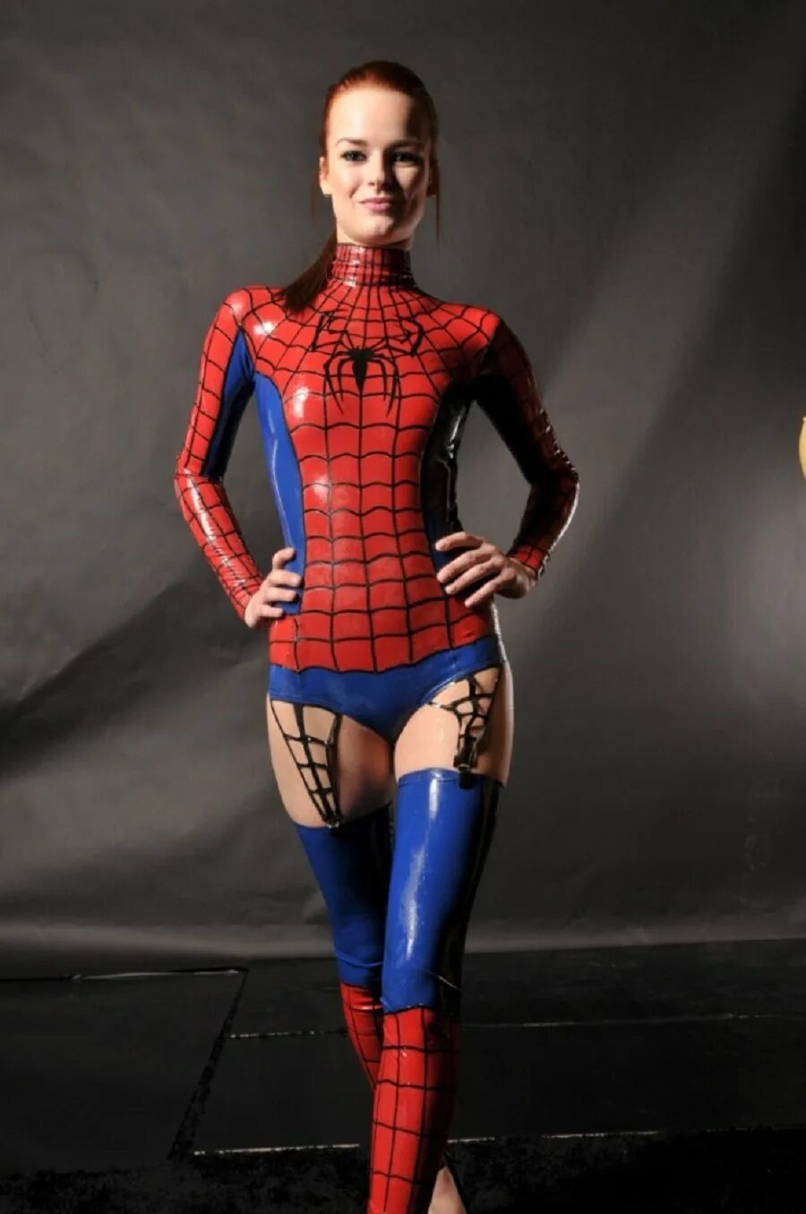 Мэри джейн в костюме человека паука. Бекки джакоба косплей. Девушка в костюме человека. Девушки вкосбме человека паука. Мэри джейн уотсон косплей.
