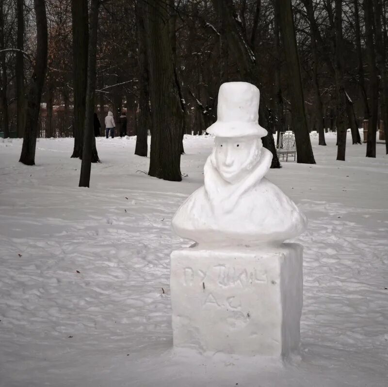 Я его слепила из того что было. Фигуры на снегу. Снеговик скульптура. Сказочные фигуры из снега. Персонажи из снега.