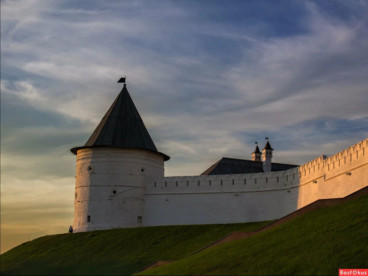 казанский был возведёнкаменый кремил. рассказ о казанском кремле. белокаменный кремль казань. казанский кремль иван грозный. презентация к году культурного наследия народов россии 2022 года.