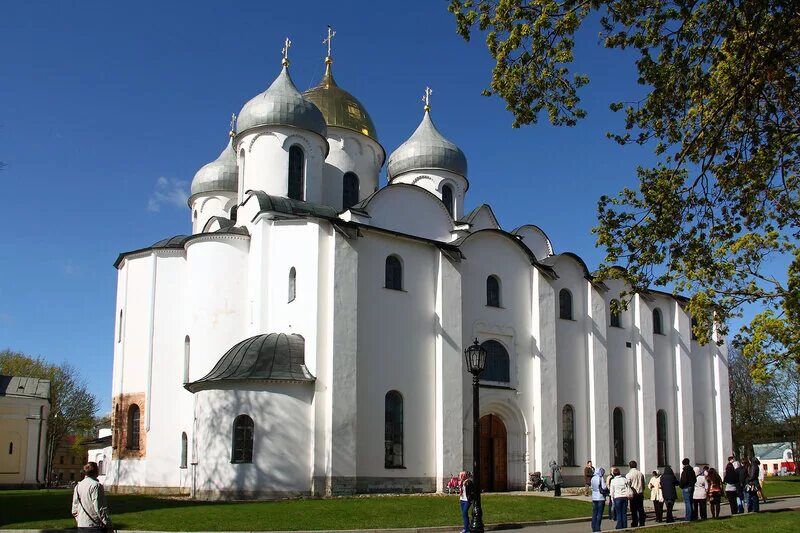 Храм святой софии в великом новгороде. Софийская церковь великий новгород. Храм святой софии в новгороде. Собор святой софии в новгороде (1045–1052 гг. Собор святой софии в новгороде фасад план.