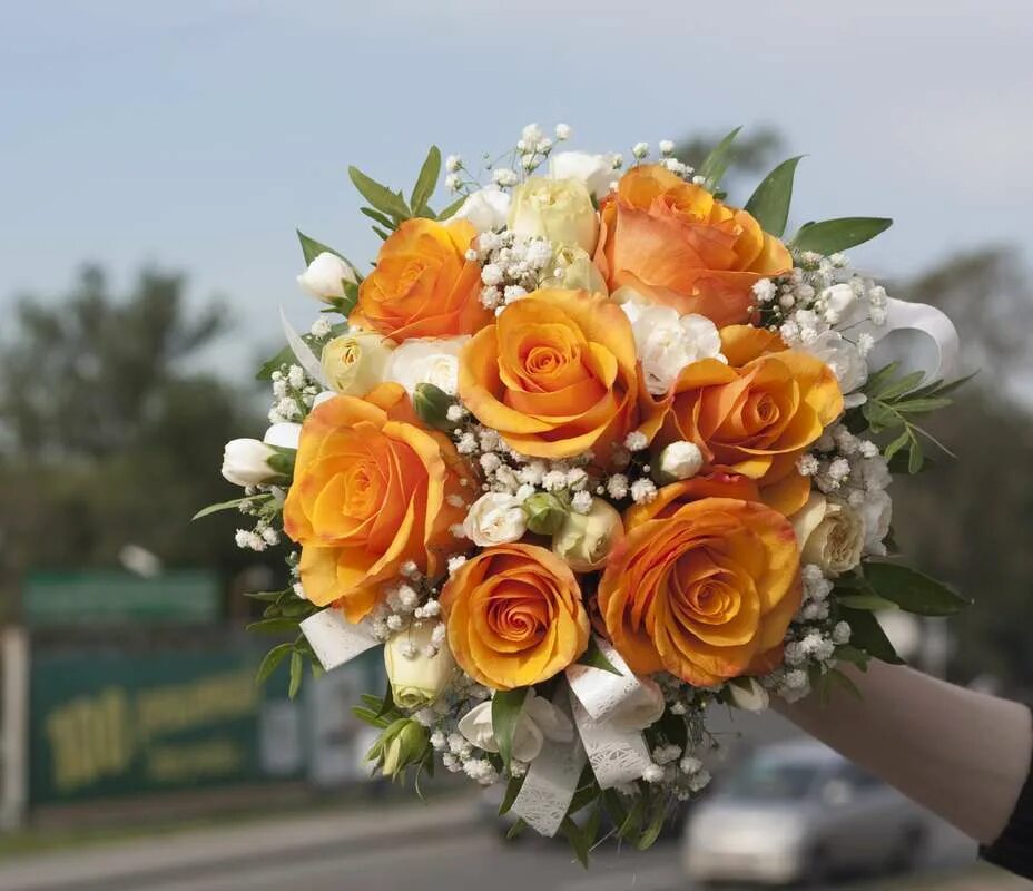 Букет невесты "оранжевый". Букет из оранжевых роз с гипсофилой. Букет невесты оранжевый с белым. Букет "оранжево-белый". Букет оранжевых цветов