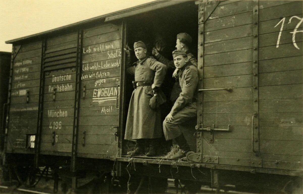 Поезда эшелоны Великой Отечественной войны 1941-1945. Военный эшелон 1941. Солдаты в теплушке 1941.