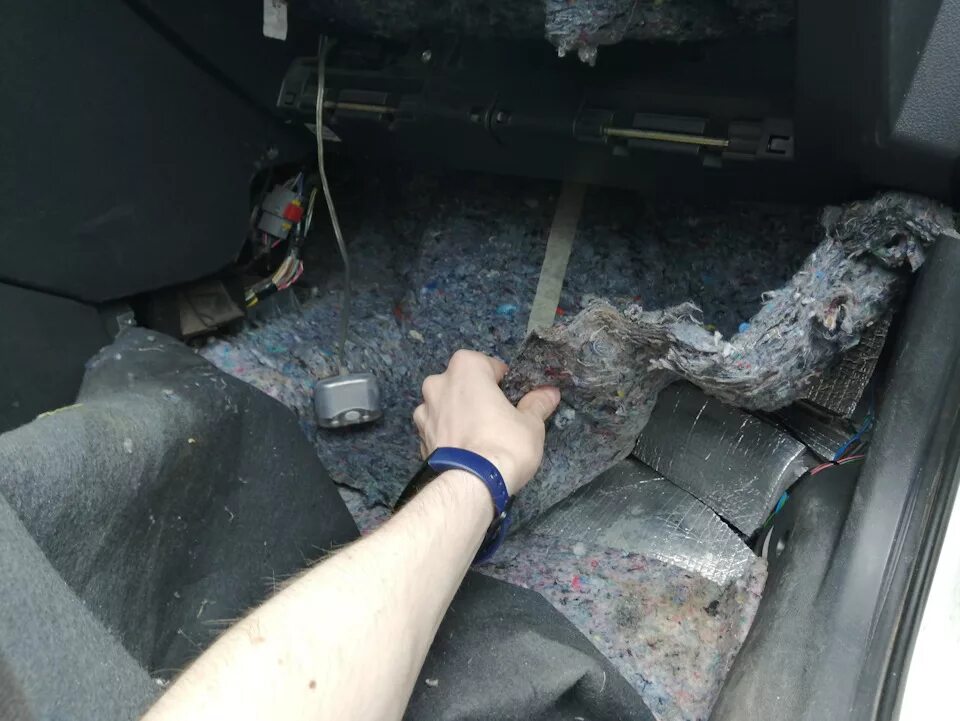 Со стороны пассажира. Вода под пассажирским ковриком 2114. вода в салоне приора под пассажирским ковриком. вода под ковриками спереди приора. вода под ковриком пассажира ваз 2114.