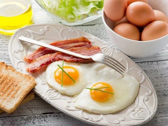 Завтрак с вареными яйцами. Завтрак яичница с беконом. Завтрак с беконом и яйцами. Завтрак из яиц и бекона. Можно есть яйца каждый день на завтрак
