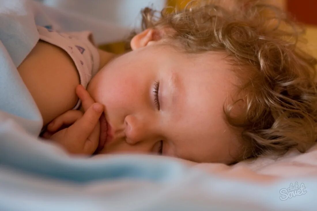 Сильно потеет голова во сне у ребенка. Спящий ребенок. Спящий ребенок фото.