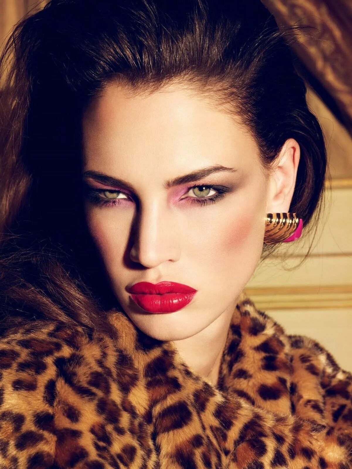 Макияж под леопардовое платье карие глаза. Леопардовый макияж глаз. Макияж дженнифер лопес 2022. Макияж под леопардовое платье. Фотосессия в леопардовом платье.