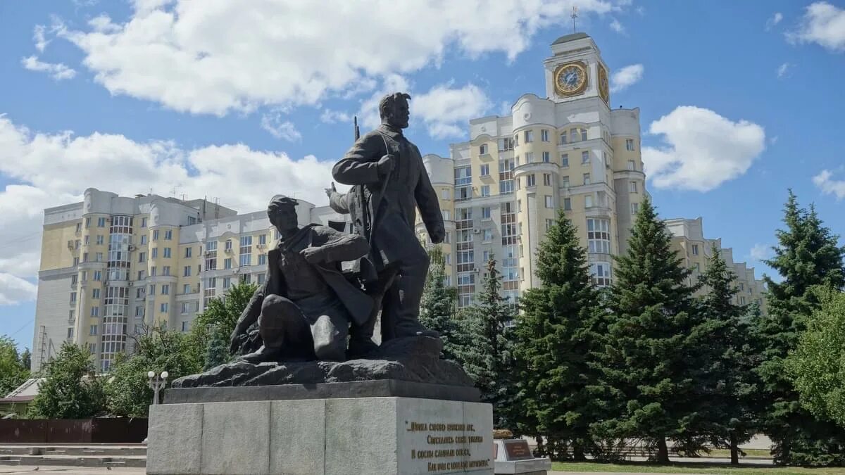 Пл брянск. Площадь Партизан Брянск. Брянск площадь Партизан 1. Памятник на площади Партизан в Брянске. Музей на площади Партизан Брянск.