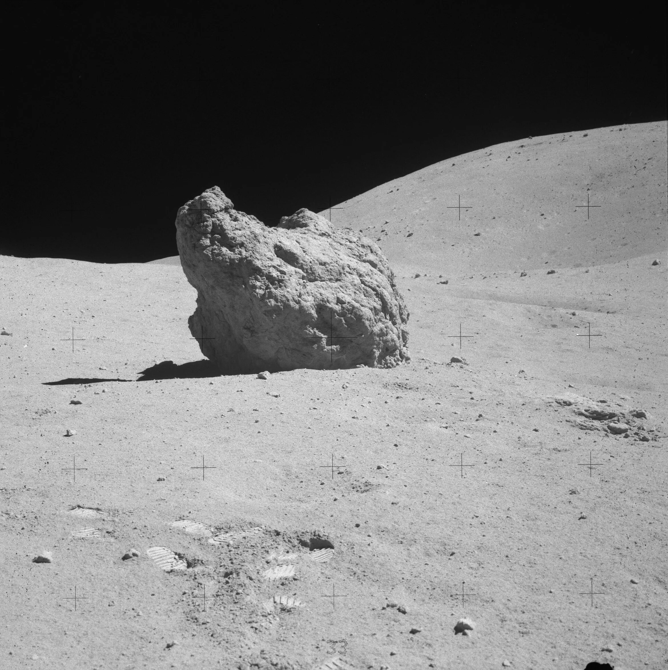 Реголит НАСА. Горы на Луне. Камень с Луны. Скалы на Луне.