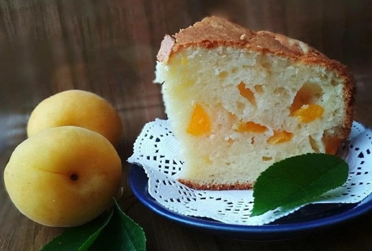 Пирог с абрикосом. Творожно-абрикосовый пирог. Творожный пирог с абрикосами. Пирог с творогом и абрикосами в духовке. Пирог без яиц на воде