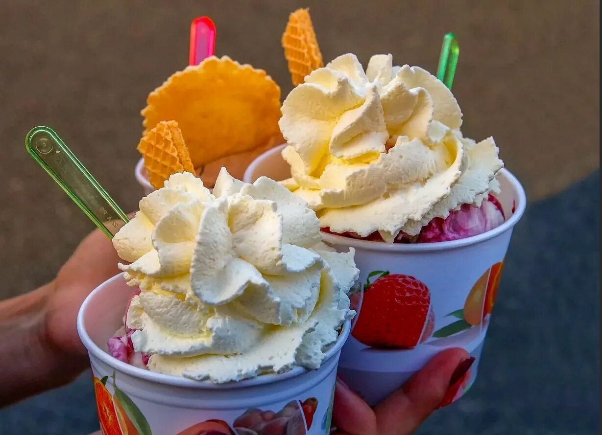 Мальчик с мороженым. Парень и девушка мороженое. Мороженое. Ребенок с мороженым. Угощайся мороженым.