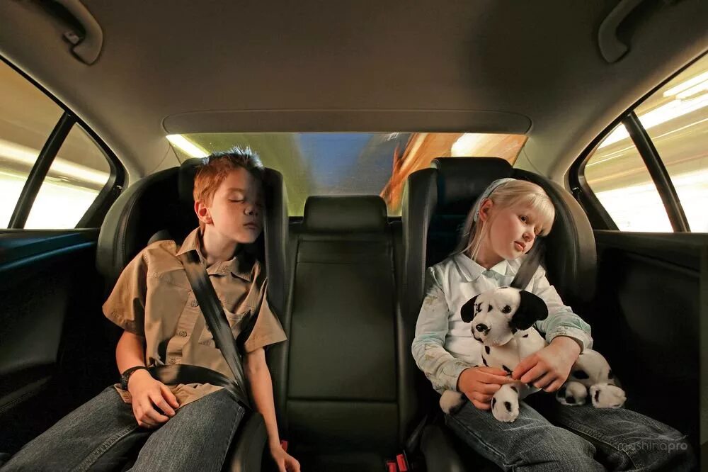 Машина для детей. На заднем сиденье. Заднее сиденье машины. Ребенок в салоне автомобиля.