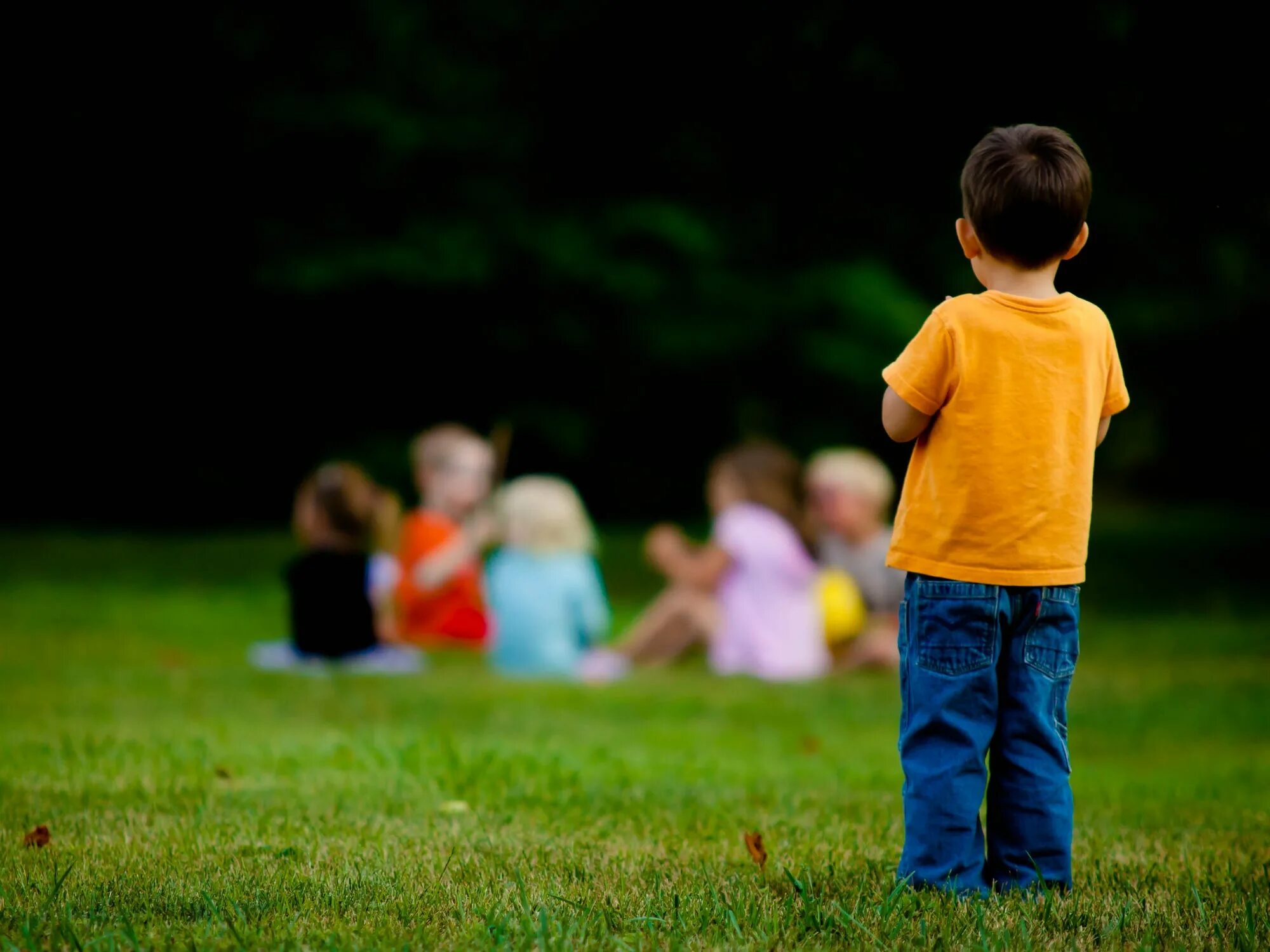 Дети играют в прятки. Летние и осенние игры. Прячется в шкафу. Hunter the parenting. Ребенок под столом.