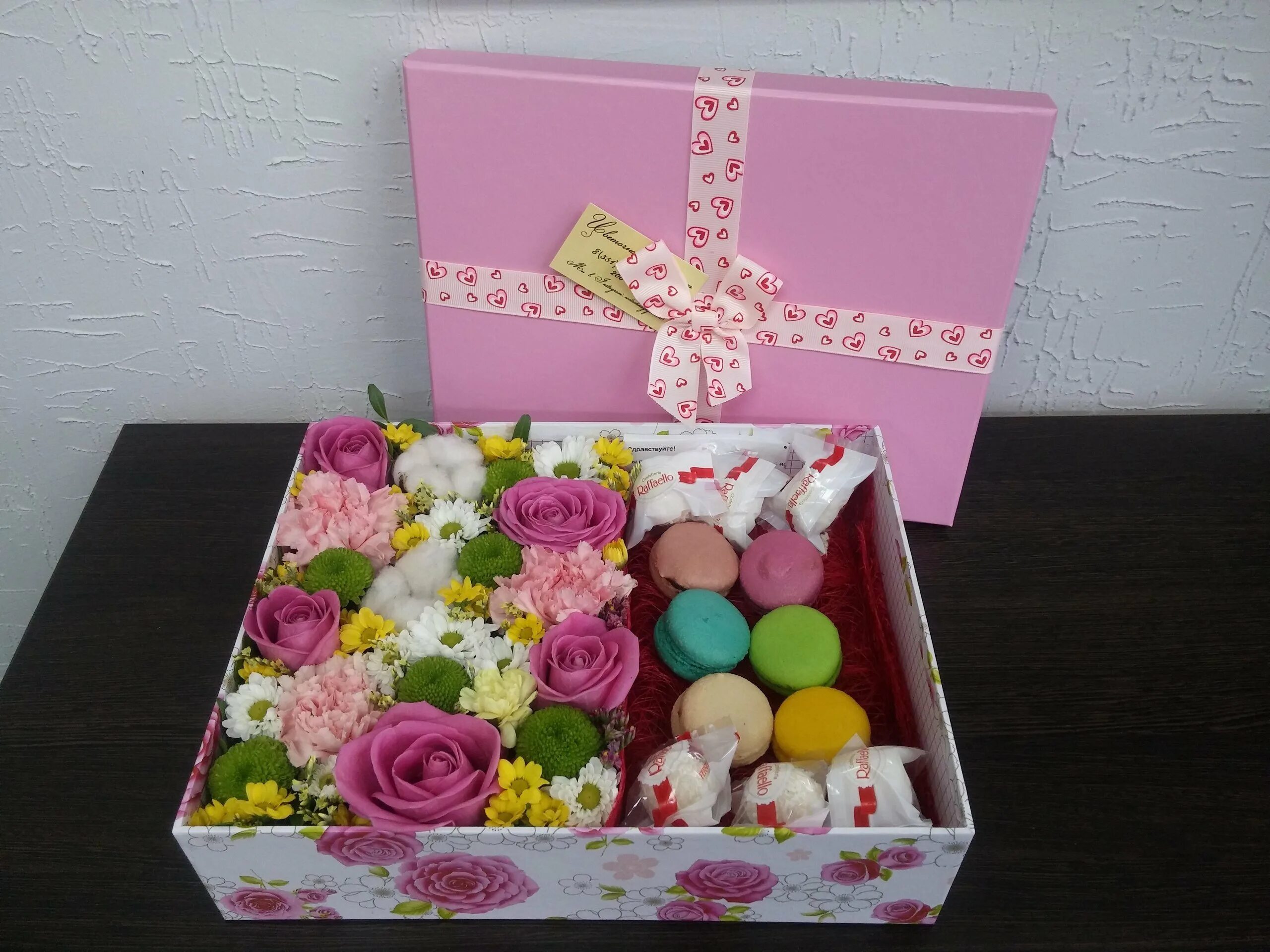 Композиция из конфет в коробке. Коробка конфет. Конфеты в коробке подарок. Коробка со сладостями. Большая коробка конфет.