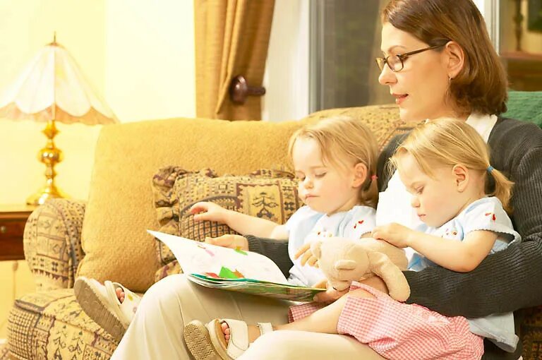 няня для двоих детей. няня для ребенка. нянька с детьми. няня для ребенка. няня подросток.